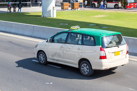 夏季在杜拜的现代空调出租车图片