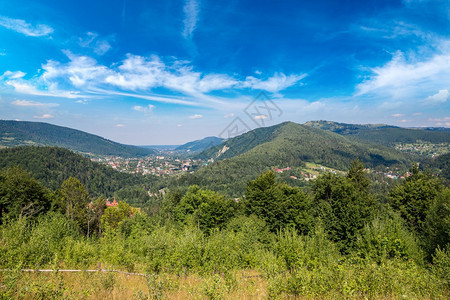 山脉中的绿草地亚伦切喀尔巴阡乌黑图片