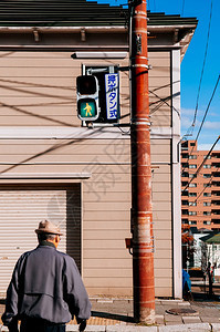 2018hakodtejpnJpn街道交通绿灯位于路口老年人在有住宅建筑背景的路上行走图片