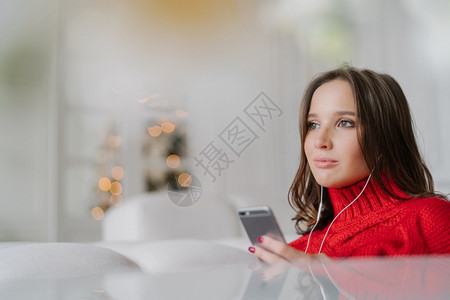 用耳机聆听音乐的年轻女人图片