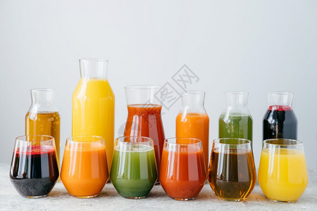 白底玻璃罐中的有机冷冻果汁健康饮酒概念含有维生素的自制饮料图片