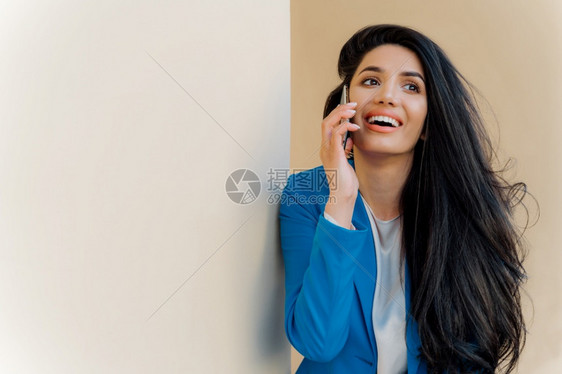 活跃的年轻女商人笑得开心在手机上交流正式穿好衣服集中关注某个地方化妆很少愉快的女企业家以良好的心情解决工作问题图片