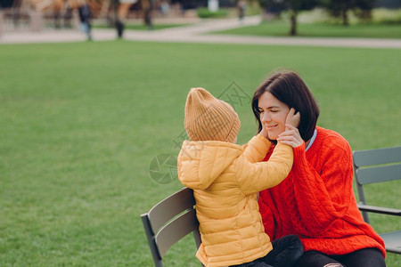 可爱的妈妈和小孩拥抱图片