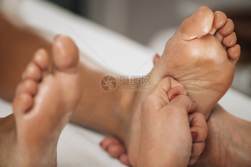 开业医生对女脚部的中度点施压图片