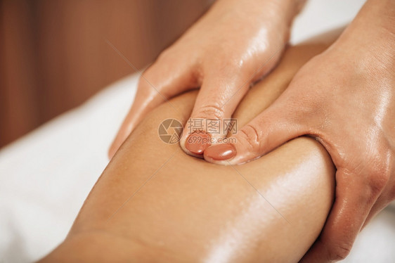 淋巴排水按摩女客户团腿的手淋巴排水按摩图片