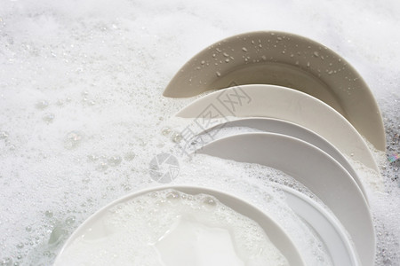 洗碗脏盘子和厨房水槽中浸泡的杯子图片