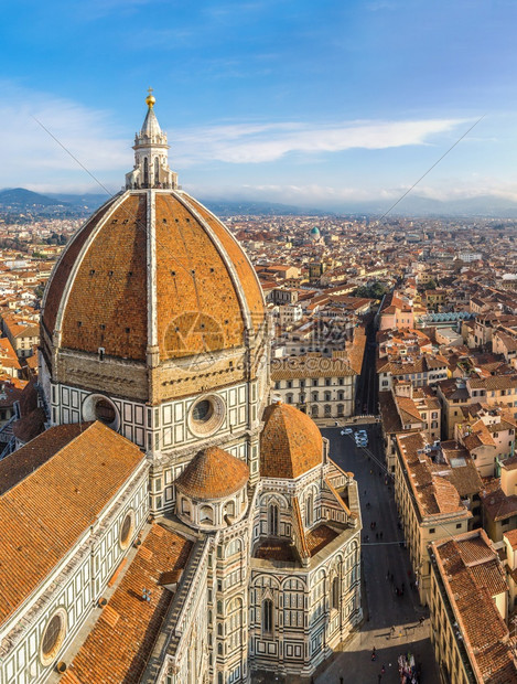 佛罗伦斯的中世纪迪摩大教堂的屋顶视图