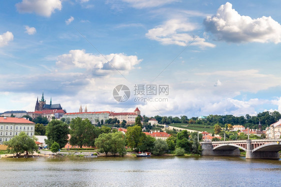 夏日在普莱格Prague和河水的全景图片