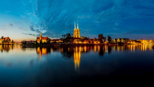 城市风景大教堂河流花草黄昏时的原图片