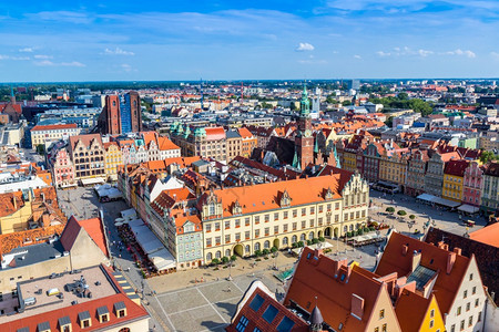 夏季日在Poland的wrocla市场广的空中观察图片