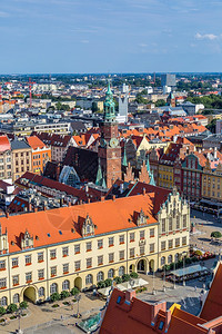 夏季日在Poland的wrocla市场广的空中观察图片