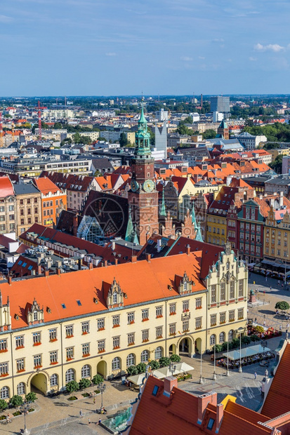 夏季日在Poland的wrocla市场广的空中观察图片