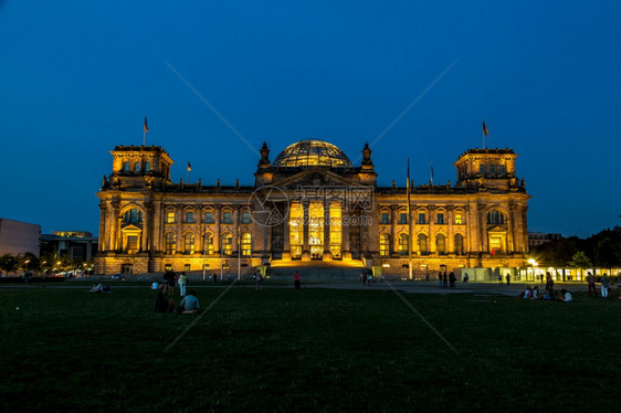 明亮的reichstag建筑在伯林德国夜间图片