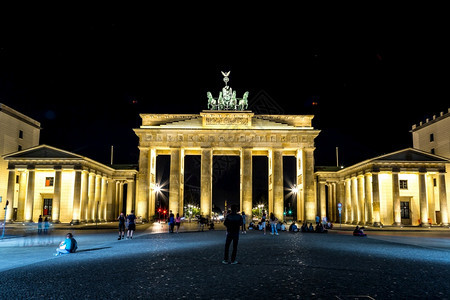 德国柏林勃兰登堡门的夜景图片