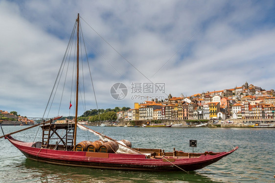 夏季日在Portugal用葡萄酒桶装满的老旧传统船图片