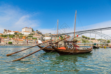 夏季日在Portugal用葡萄酒桶装满的老旧传统船图片