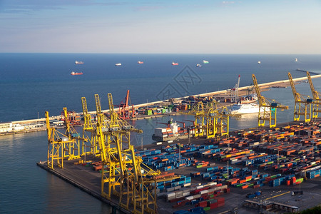 巴塞罗纳港是欧洲巴塞罗纳最繁忙的集装箱港口之一西班牙夏季日图片