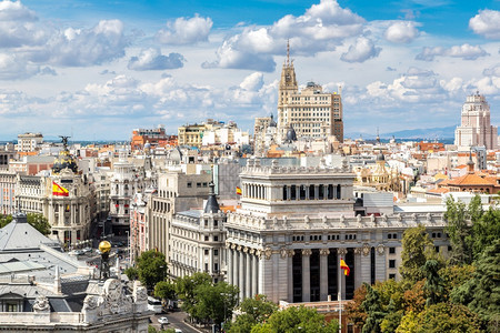 在美丽的夏日中西班牙人疯狂地在空气中看到广场图片
