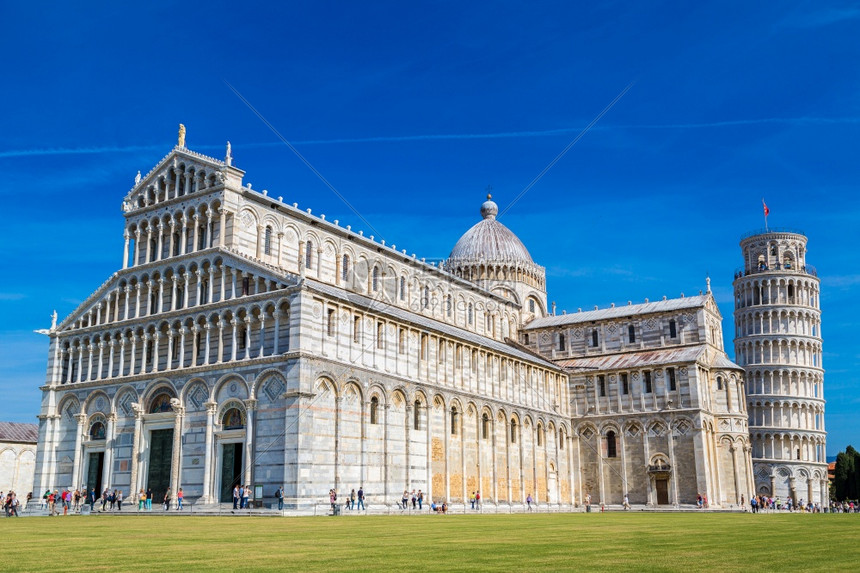 照片 自然风景 欧式建筑 在意大利比萨的夏日倾斜塔楼和比萨大教堂.