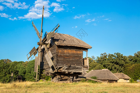 传统乌克兰风车位于皮罗戈建筑博物馆夏季的一天图片