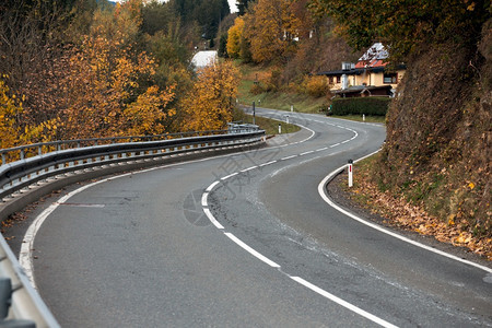 秋天澳洲美丽的山脉公路图片