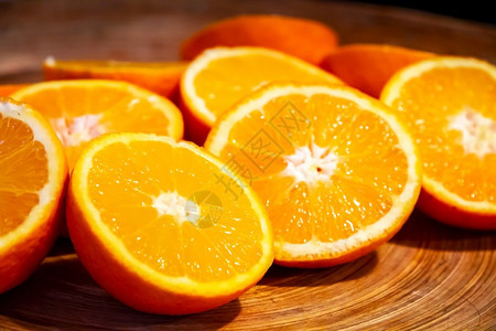 托盘上一串新鲜有机切橙子托盘上一连串新鲜切橙子图片