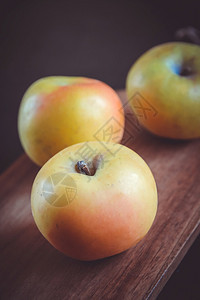 木制切割板上的有机新鲜苹果木制切割板上的苹果图片