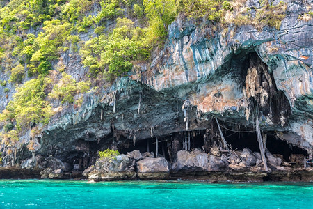 夏日在泰国的马雅岛海滨洞穴图片