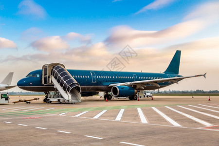 大型的蓝色飞机停放在机场图片