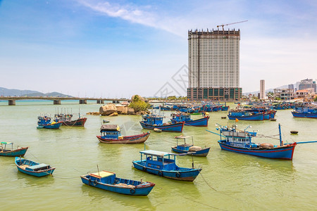 夏日与渔船在北长河的Nhatrng背景图片