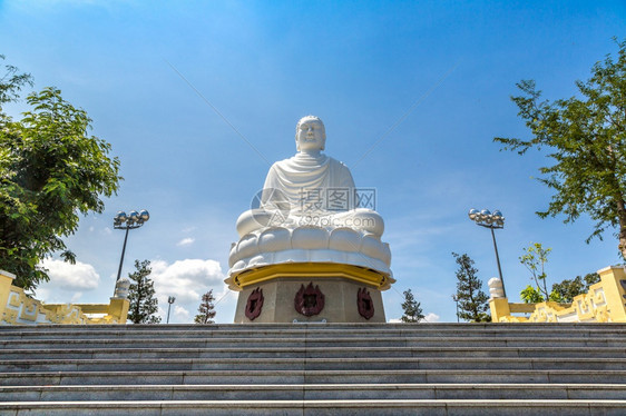 长子塔中的大白发在夏日的河边图片