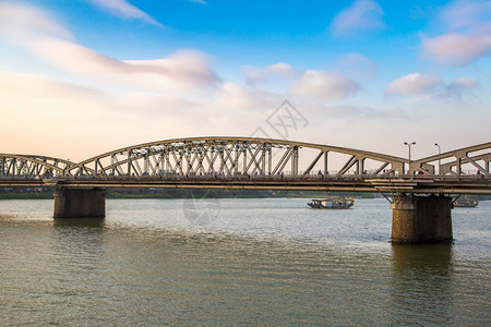在夏日拜南的huecatrongieron桥图片