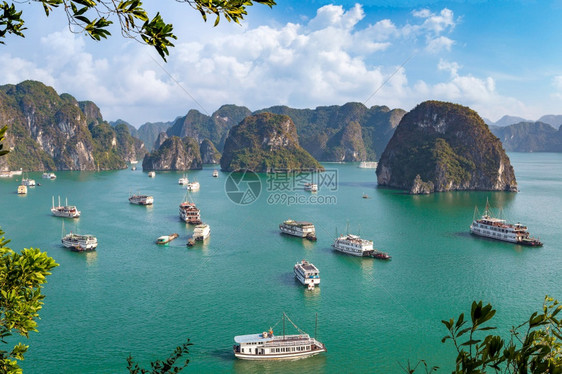 夏季日北纬度的哈龙湾图片