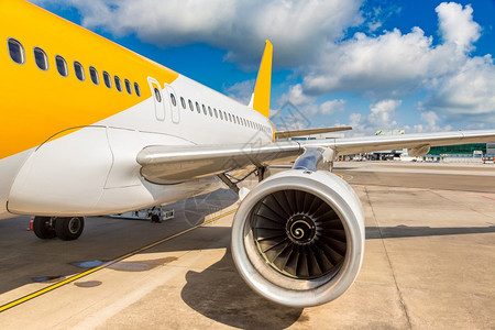 黄色客机停放在阿波尔的机场图片