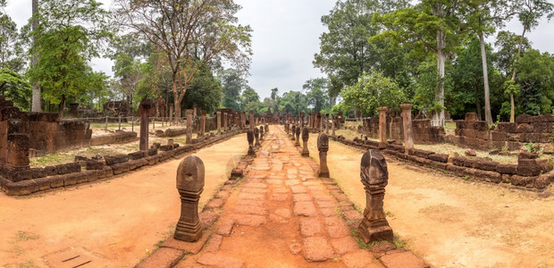 在夏日的坎巴迪亚Cambodi下在SemsarSimsa在复杂的agkorwt中在bnteysri寺庙中图片