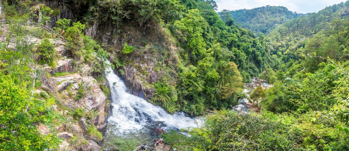 Dalt的一个夏季日的vietnam的Dl瀑布全市图片