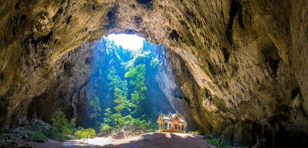 夏日在泰国首都普哈拉亚纳科恩山洞穴公园的皇馆图片