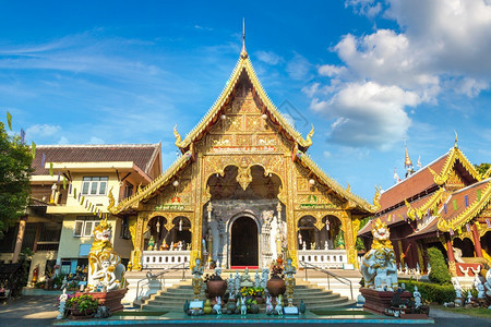 夏日在泰河边的黑马吉昂Chiangm的佛教寺庙图片