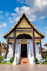 夏日在泰国吉昂马的佛教寺庙图片