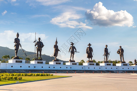 夏日在拉贾巴哈基蒂公园华欣泰兰的伟大王国的雕像图片