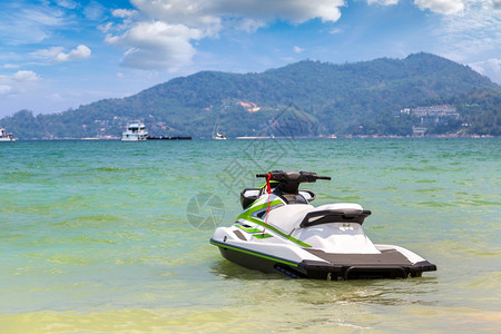 在巴东海滩上的摩托艇图片