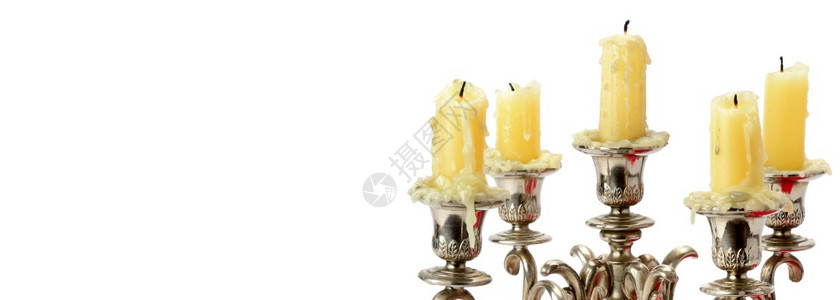 旧的烛台上面有白色的蜡烛背景上隔开的蜡烛宽广照片免费文字空间图片
