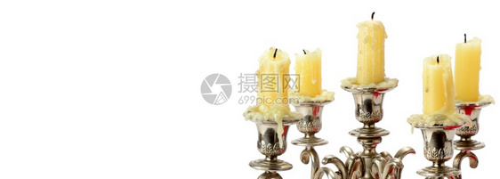 旧的烛台上面有白色的蜡烛背景上隔开的蜡烛宽广照片免费文字空间图片