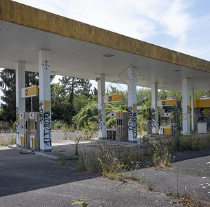 废弃加油站长满杂草图片