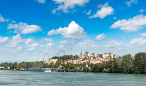 教皇宫殿和罗昂河在美丽的夏日里在阿维尼翁河里法兰西图片