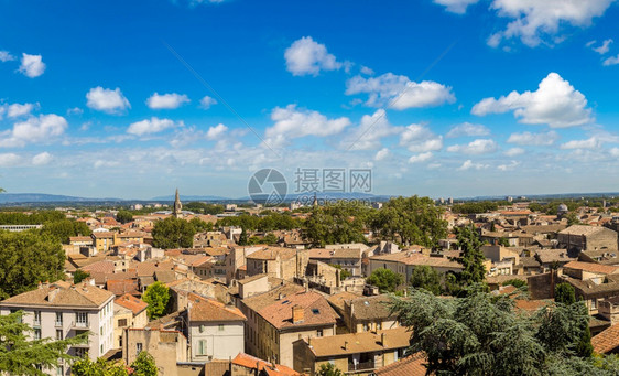 在美丽的夏日中法国阿维尼翁空中风景图片