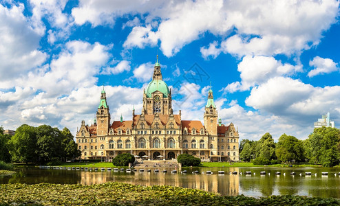 在一个美丽的夏日德国新市政厅的全景图片