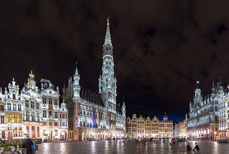 在比利时一个美丽的夏日夜晚布鲁塞尔的一个宏伟的地方图片