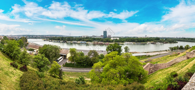 在美丽的夏日里从塞尔比亚的萨瓦河边贝尔格勒城市风景图片