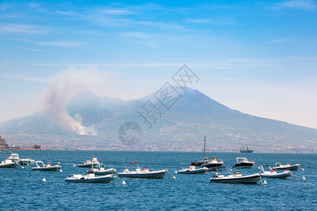 在美丽的夏日意大利在美丽的夏日背景中火山维苏威图片
